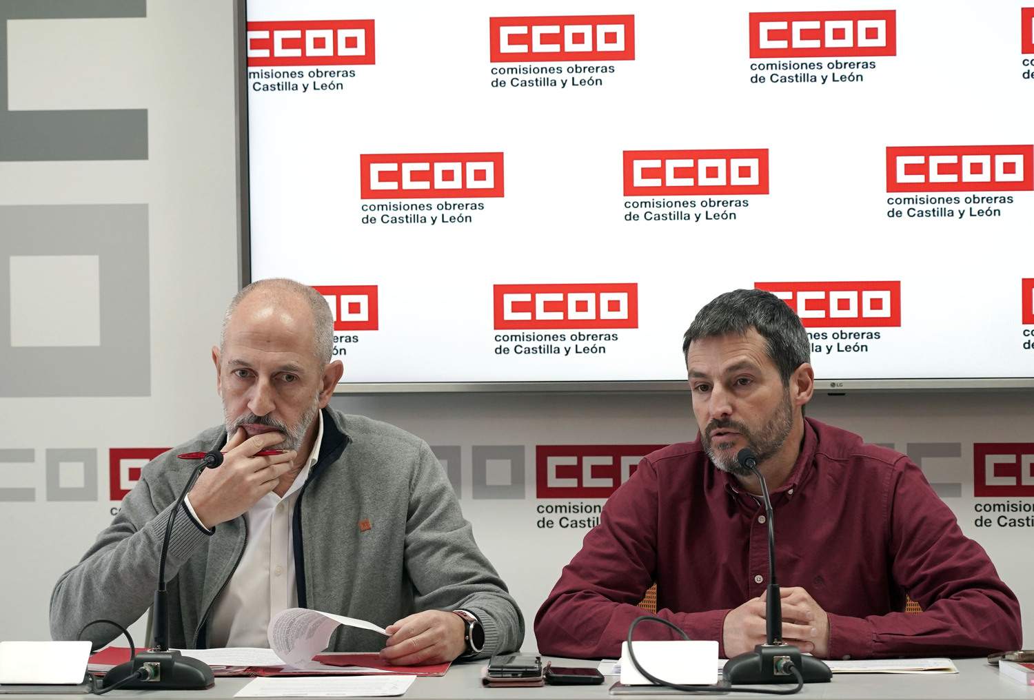 José Ramón Jiménez Robles, responsable de Medio ambiente del Sector Autonómico de FSC CCOO CyL y Juan Carlos Hernández Núñez, coordinador del Sector Autonómico de FSC de CCOO CyL, explican la denuncia a la Consejería de Medio Ambiente por los incumplimientos en los acuerdos del Diálogo Social | Rubén Cacho / ICAL 
