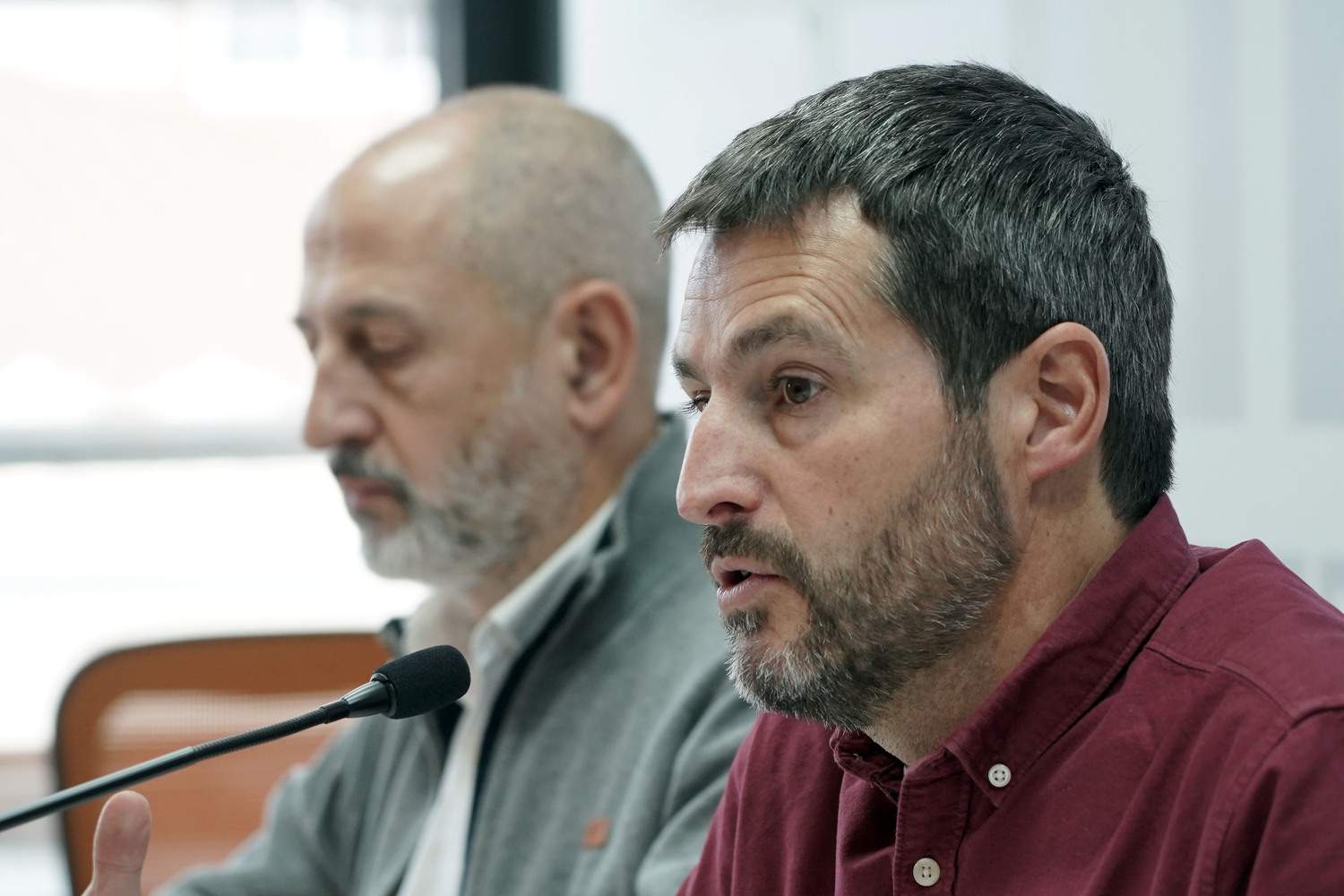 José Ramón Jiménez Robles, responsable de Medio ambiente del Sector Autonómico de FSC CCOO CyL y Juan Carlos Hernández Núñez, coordinador del Sector Autonómico de FSC de CCOO CyL, explican la denuncia a la Consejería de Medio Ambiente por los incumplimientos en los acuerdos del Diálogo Social | Rubén Cacho / ICAL 