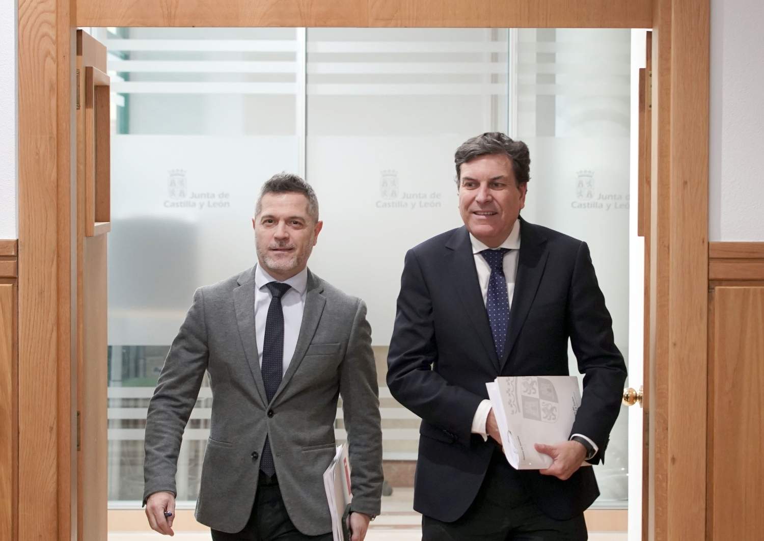  El consejero de Economía y Hacienda y portavoz, Carlos Fernández Carriedo, comparece en rueda de prensa posterior al Consejo de Gobierno | Rubén Cacho / ICAL