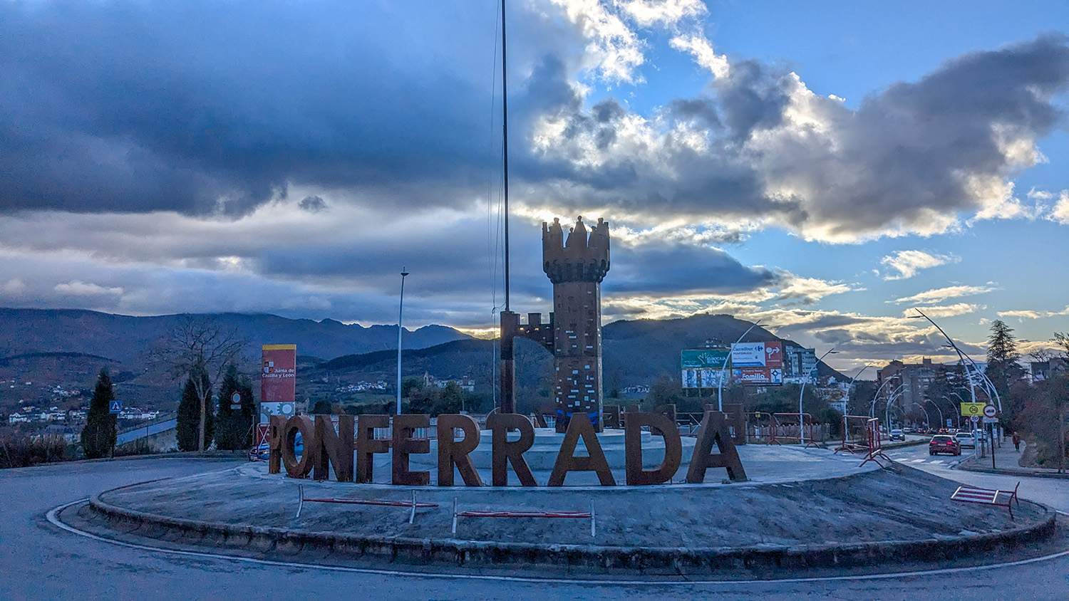 'Nuevo' Castillo instalado en la rotonda de Montearenas | Dani Merino