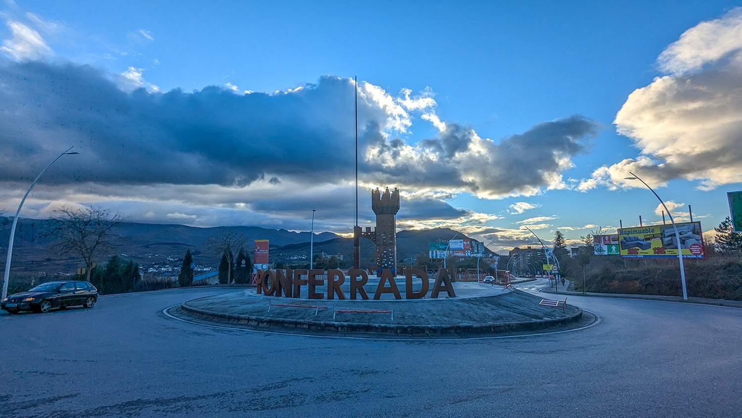 'Nuevo' Castillo instalado en la rotonda de Montearenas | Dani Merino 'Nuevo' Castillo instalado en la rotonda de Montearenas | Dani Merino
