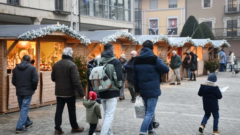 Inauguración pista de hielo y feria del producto artesano navideño de Ponferrada (9) Inauguración pista de hielo y feria del producto artesano navideño de Ponferrada (9)