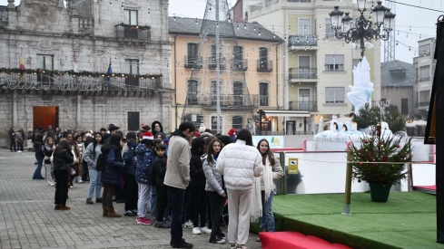 Inauguración pista de hielo y feria del producto artesano navideño de Ponferrada (7) Inauguración pista de hielo y feria del producto artesano navideño de Ponferrada (7)