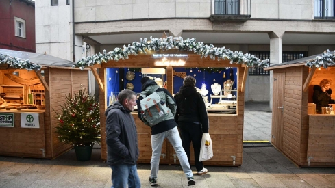 Inauguración pista de hielo y feria del producto artesano navideño de Ponferrada (5) Inauguración pista de hielo y feria del producto artesano navideño de Ponferrada (5)