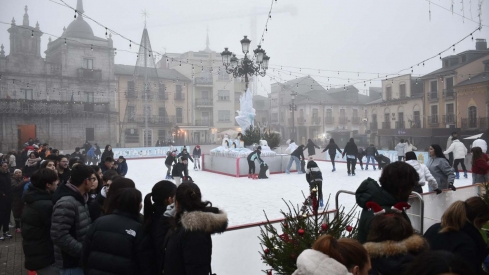 Inauguración pista de hielo y feria del producto artesano navideño de Ponferrada (40) Inauguración pista de hielo y feria del producto artesano navideño de Ponferrada (40)