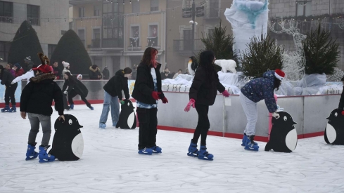 Inauguración pista de hielo y feria del producto artesano navideño de Ponferrada (39) Inauguración pista de hielo y feria del producto artesano navideño de Ponferrada (39)
