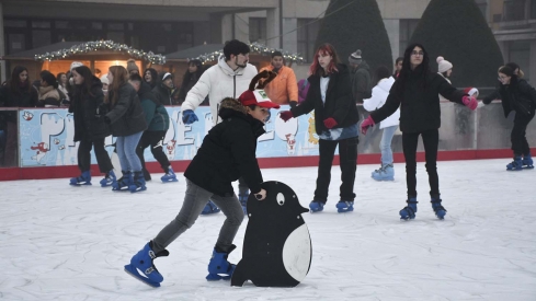 Inauguración pista de hielo y feria del producto artesano navideño de Ponferrada (38) Inauguración pista de hielo y feria del producto artesano navideño de Ponferrada (38)