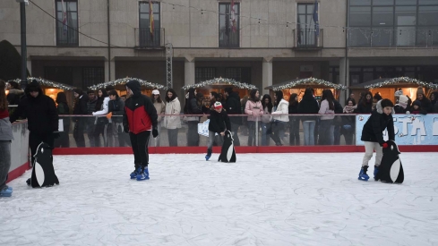 Inauguración pista de hielo y feria del producto artesano navideño de Ponferrada (37) Inauguración pista de hielo y feria del producto artesano navideño de Ponferrada (37)