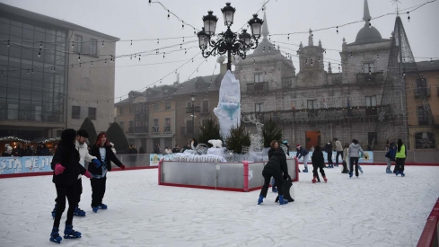 Inauguración pista de hielo y feria del producto artesano navideño de Ponferrada (36) Inauguración pista de hielo y feria del producto artesano navideño de Ponferrada (36)