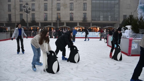 Inauguración pista de hielo y feria del producto artesano navideño de Ponferrada (35) Inauguración pista de hielo y feria del producto artesano navideño de Ponferrada (35)