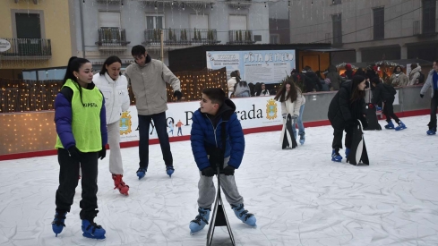 Inauguración pista de hielo y feria del producto artesano navideño de Ponferrada (34) Inauguración pista de hielo y feria del producto artesano navideño de Ponferrada (34)