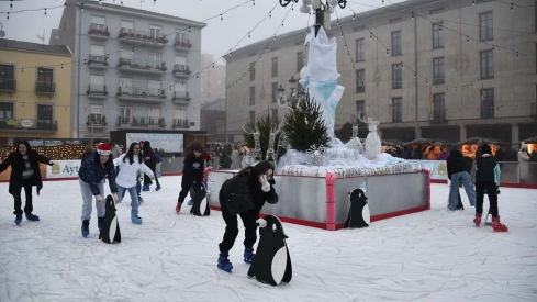 Inauguración pista de hielo y feria del producto artesano navideño de Ponferrada (32) Inauguración pista de hielo y feria del producto artesano navideño de Ponferrada (32)