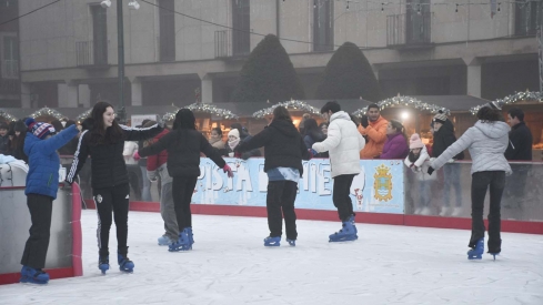 Inauguración pista de hielo y feria del producto artesano navideño de Ponferrada (31) Inauguración pista de hielo y feria del producto artesano navideño de Ponferrada (31)