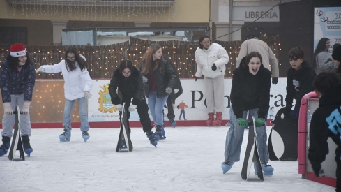 Inauguración pista de hielo y feria del producto artesano navideño de Ponferrada (30) Inauguración pista de hielo y feria del producto artesano navideño de Ponferrada (30)