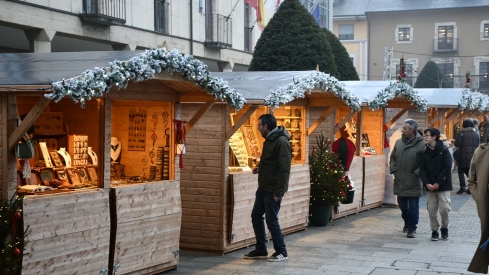 Inauguración pista de hielo y feria del producto artesano navideño de Ponferrada (3) Inauguración pista de hielo y feria del producto artesano navideño de Ponferrada (3)