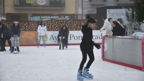 Inauguración pista de hielo y feria del producto artesano navideño de Ponferrada (29) Inauguración pista de hielo y feria del producto artesano navideño de Ponferrada (29)