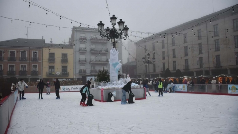 Inauguración pista de hielo y feria del producto artesano navideño de Ponferrada (28) Inauguración pista de hielo y feria del producto artesano navideño de Ponferrada (28)