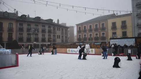 Inauguración pista de hielo y feria del producto artesano navideño de Ponferrada (27) Inauguración pista de hielo y feria del producto artesano navideño de Ponferrada (27)
