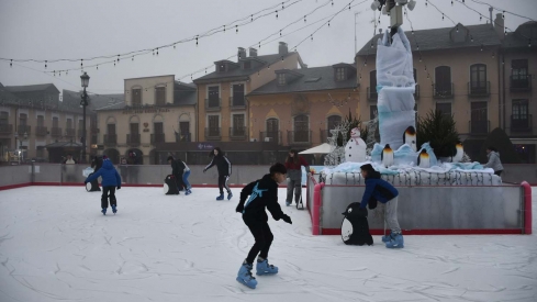 Inauguración pista de hielo y feria del producto artesano navideño de Ponferrada (26) Inauguración pista de hielo y feria del producto artesano navideño de Ponferrada (26)