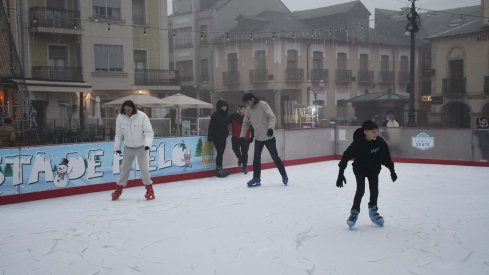 Inauguración pista de hielo y feria del producto artesano navideño de Ponferrada (25) Inauguración pista de hielo y feria del producto artesano navideño de Ponferrada (25)