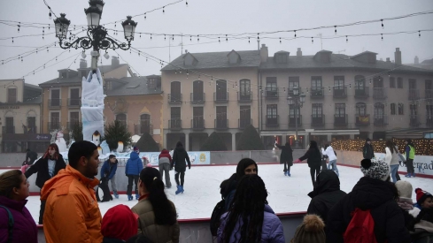 Inauguración pista de hielo y feria del producto artesano navideño de Ponferrada (24) Inauguración pista de hielo y feria del producto artesano navideño de Ponferrada (24)