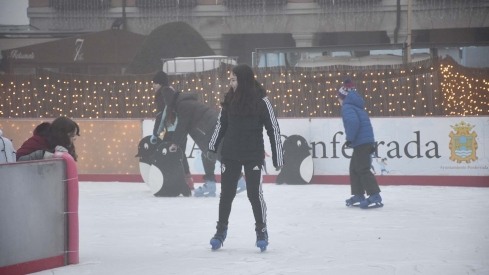 Inauguración pista de hielo y feria del producto artesano navideño de Ponferrada (23) Inauguración pista de hielo y feria del producto artesano navideño de Ponferrada (23)