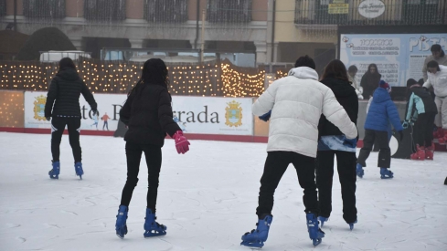 Inauguración pista de hielo y feria del producto artesano navideño de Ponferrada (21) Inauguración pista de hielo y feria del producto artesano navideño de Ponferrada (21)