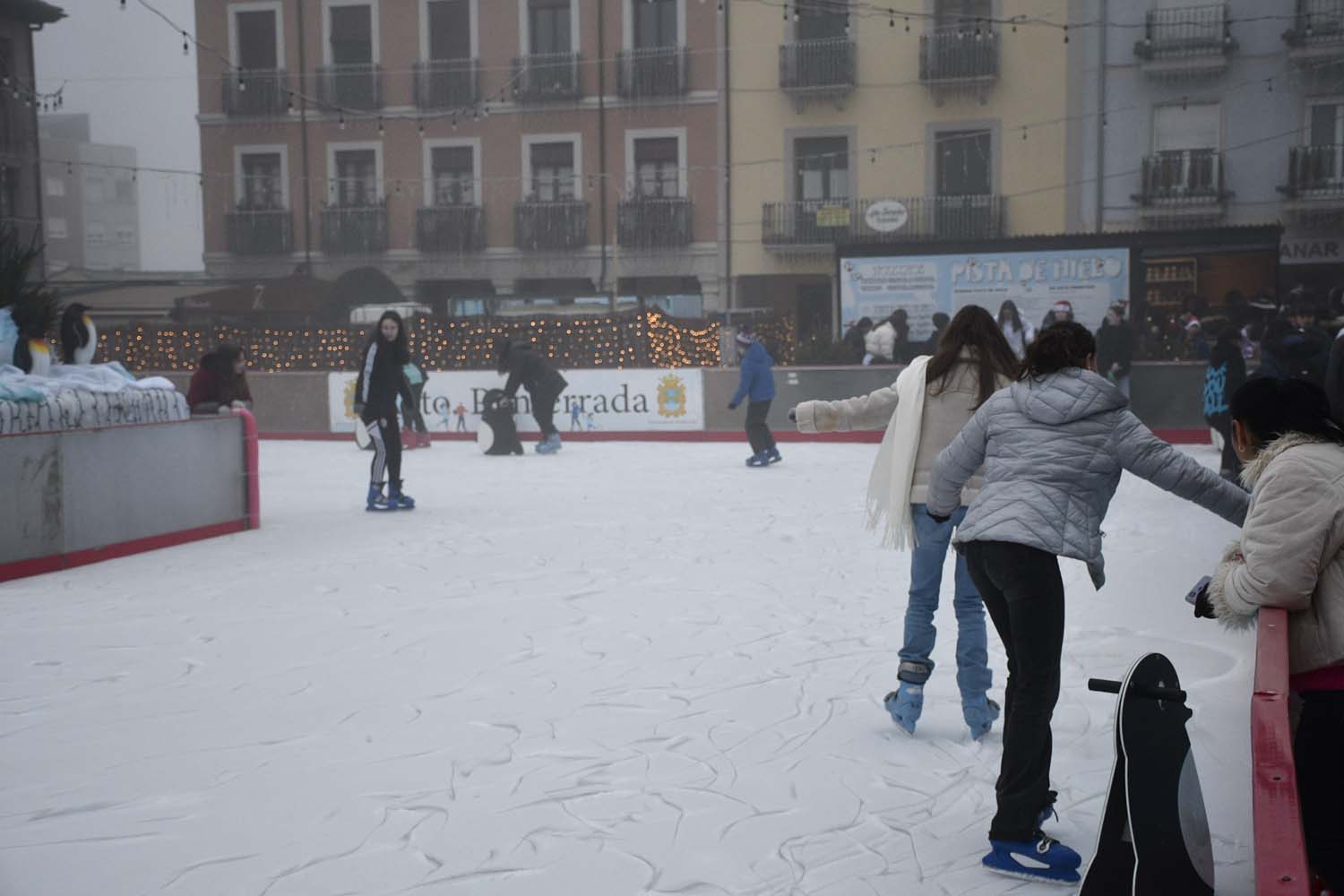 Inauguración pista de hielo y feria del producto artesano navideño de Ponferrada (22)
