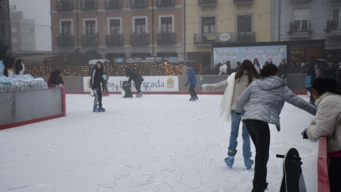 Inauguración pista de hielo y feria del producto artesano navideño de Ponferrada (22) Inauguración pista de hielo y feria del producto artesano navideño de Ponferrada (22)