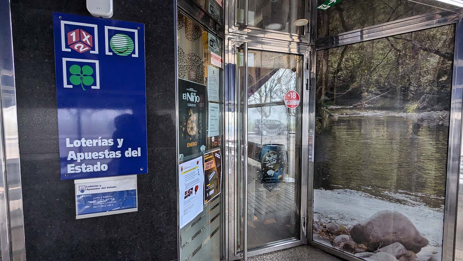 Bar Moderno en Columbrianos (Ponferrada) donde ha tocado el primero cuatro premio de la Lotería de Navidad 1 Bar Moderno en Columbrianos (Ponferrada) donde ha tocado el primero cuatro premio de la Lotería de Navidad 1