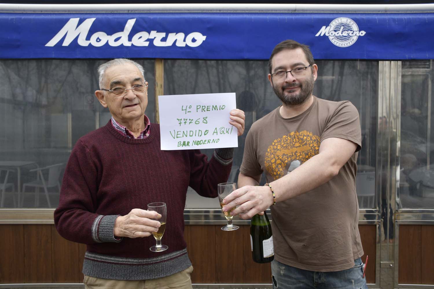 Bar Moderno en Columbrianos (Ponferrada) donde ha tocado el primero cuatro premio de la Lotería de Navidad  (1) 1