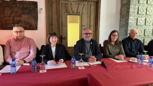 El portavoz del PSOE de Ponferrada, Olegario Ramón, acompañado de los concejales y concejalas del Grupo Municipal Socialista del ayuntamiento ha comparecido este lunes para despedir el año y hacer un repaso político al 2024