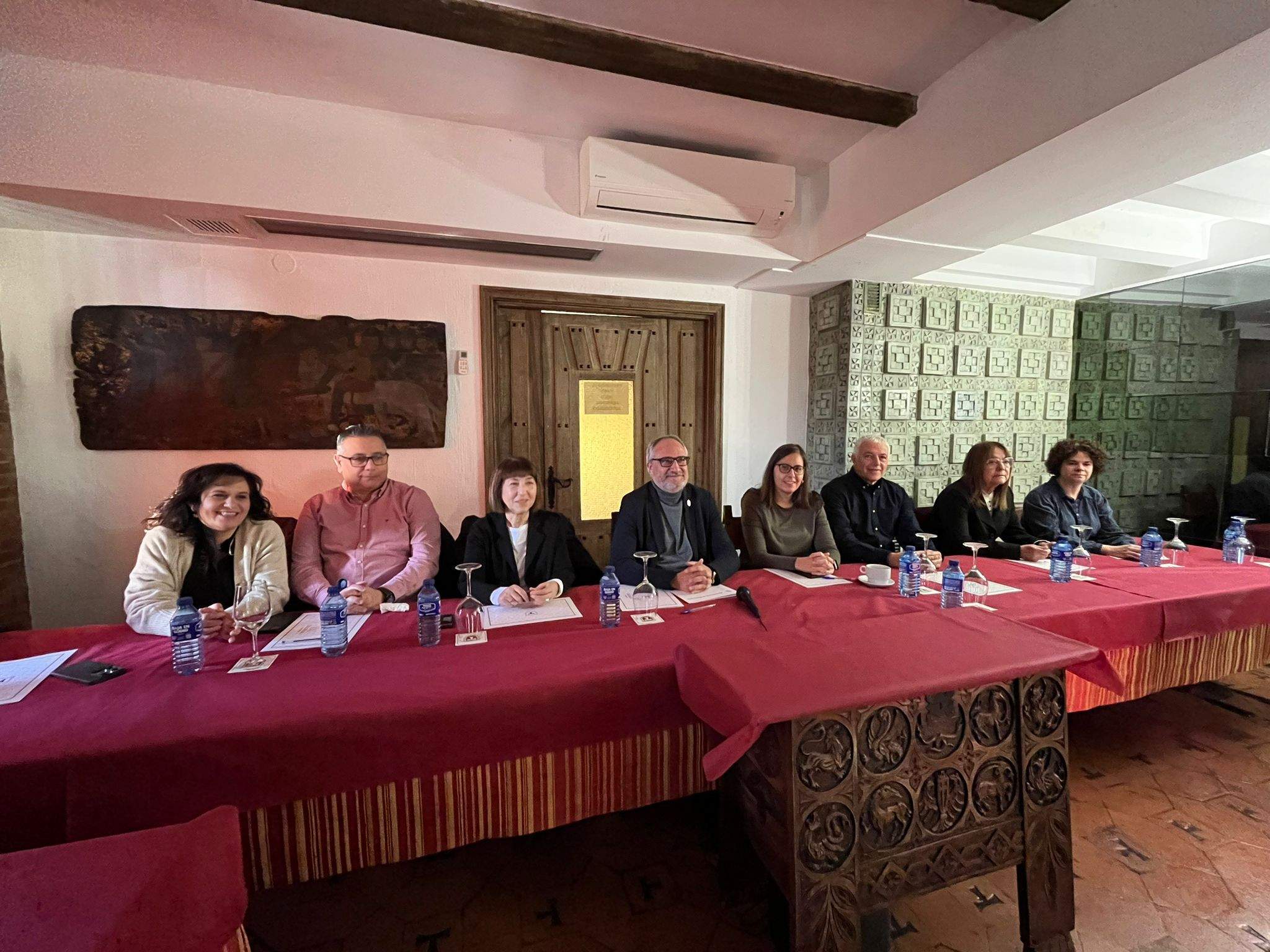 El portavoz del PSOE de Ponferrada, Olegario Ramón, acompañado de los concejales y concejalas del Grupo Municipal Socialista del ayuntamiento ha comparecido este lunes para despedir el año y hacer un repaso político al 2024