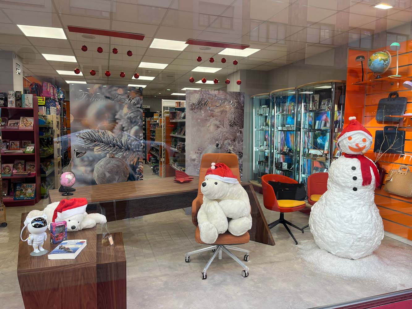 Ganadores del concurso de escaparates navideños de Ponferrada. Copycentro Ganadores del concurso de escaparates navideños de Ponferrada. Copycentro