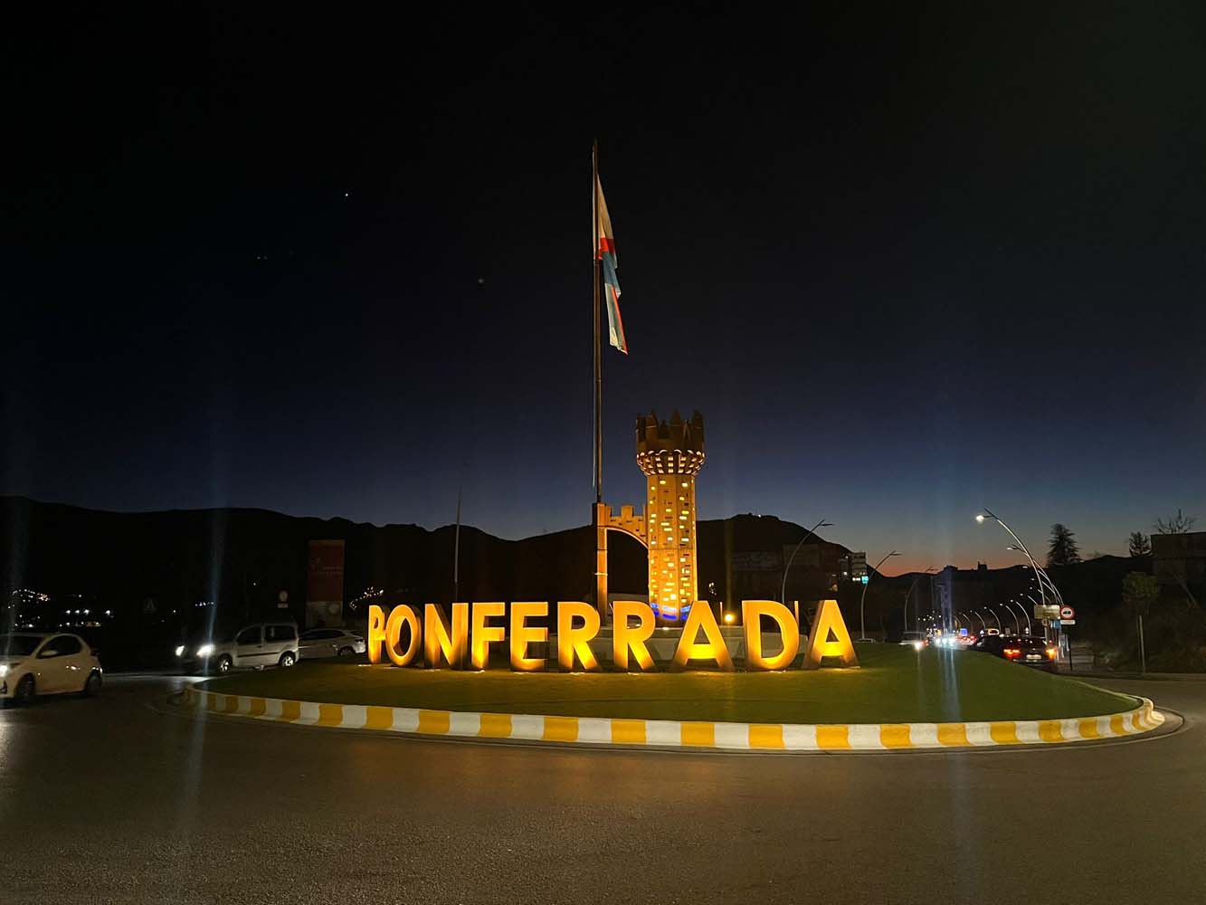 Nueva rotonda de acceso a Ponferrada con la representación del Castillo Templario 