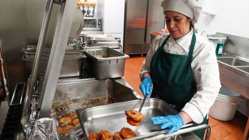 Preparación del menú de Nochebuena del comedor social de Asleca | Campillo / ICAL