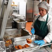 Preparación del menú de Nochebuena del comedor social de Asleca | Campillo / ICAL