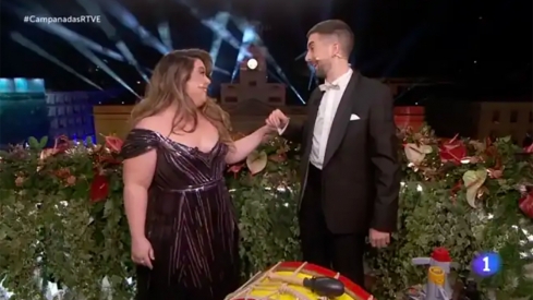 Así lució LalaChus el vestido de la diseñadora berciana Silvia Fernández en las Campanadas de TVE