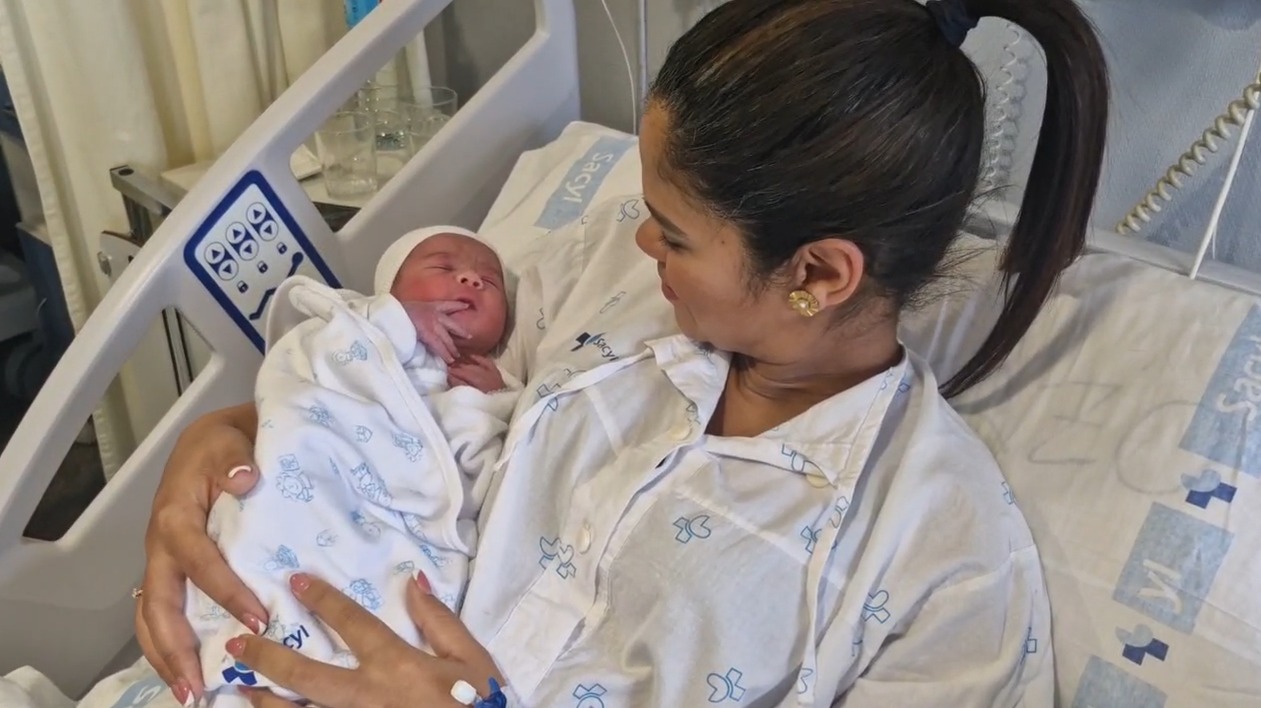 Olivier Casares junto a su madre 