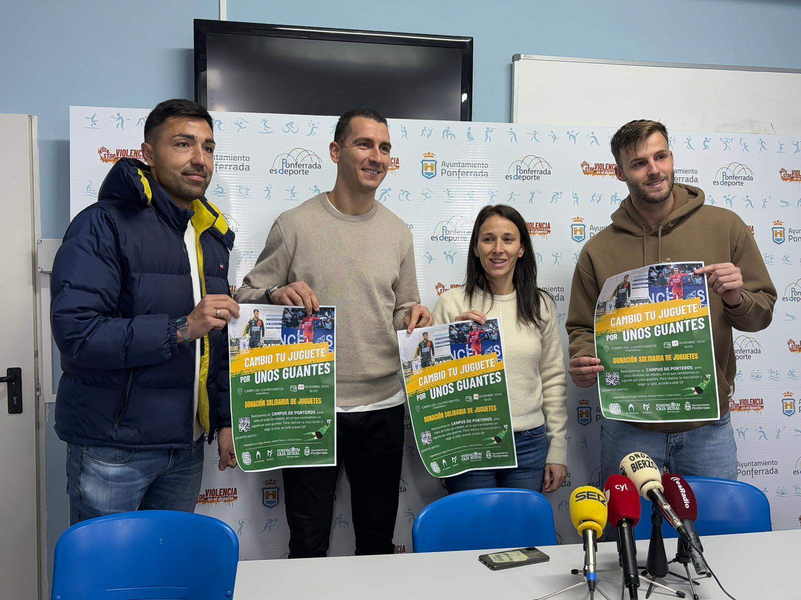 Presentación de la iniciativa ‘Cambio tu juguete por unos guantes' con los los porteros y el entrenador de porteros de la SD Ponferradina