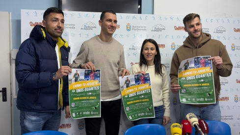 Presentación de la iniciativa ‘Cambio tu juguete por unos guantes' con los los porteros y el entrenador de porteros de la SD Ponferradina
