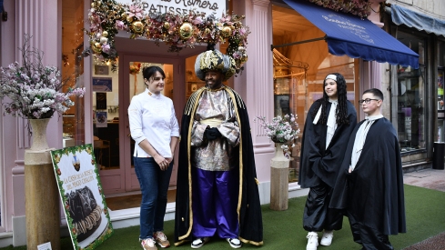 El Mago Chalupa cata su propio roscón en la Sandra Romero Patisserie de Ponferrada | Dani Merino