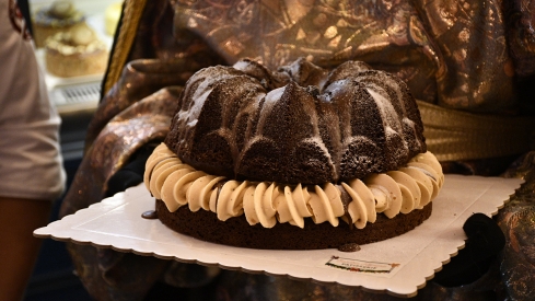 El Mago Chalupa cata su propio roscón en la Sandra Romero Patisserie de Ponferrada | Dani Merino