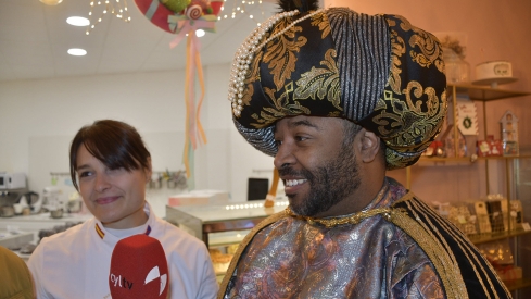 El Mago Chalupa cata su propio roscón en la Sandra Romero Patisserie de Ponferrada | Dani Merino