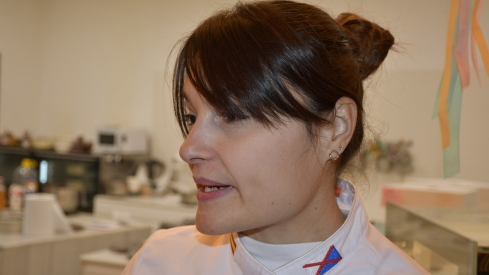 El Mago Chalupa cata su propio roscón en la Sandra Romero Patisserie de Ponferrada | Dani Merino