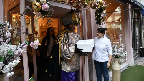 El Mago Chalupa cata su propio roscón en la Sandra Romero Patisserie de Ponferrada | Dani Merino