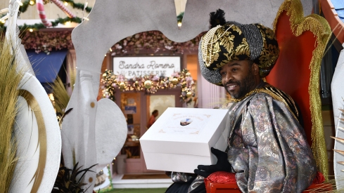 El Mago Chalupa cata su propio roscón en la Sandra Romero Patisserie de Ponferrada | Dani Merino