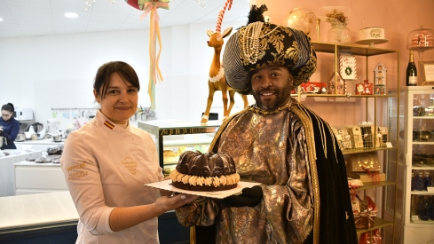 El Mago Chalupa cata su propio roscón en la Sandra Romero Patisserie de Ponferrada | Dani Merino