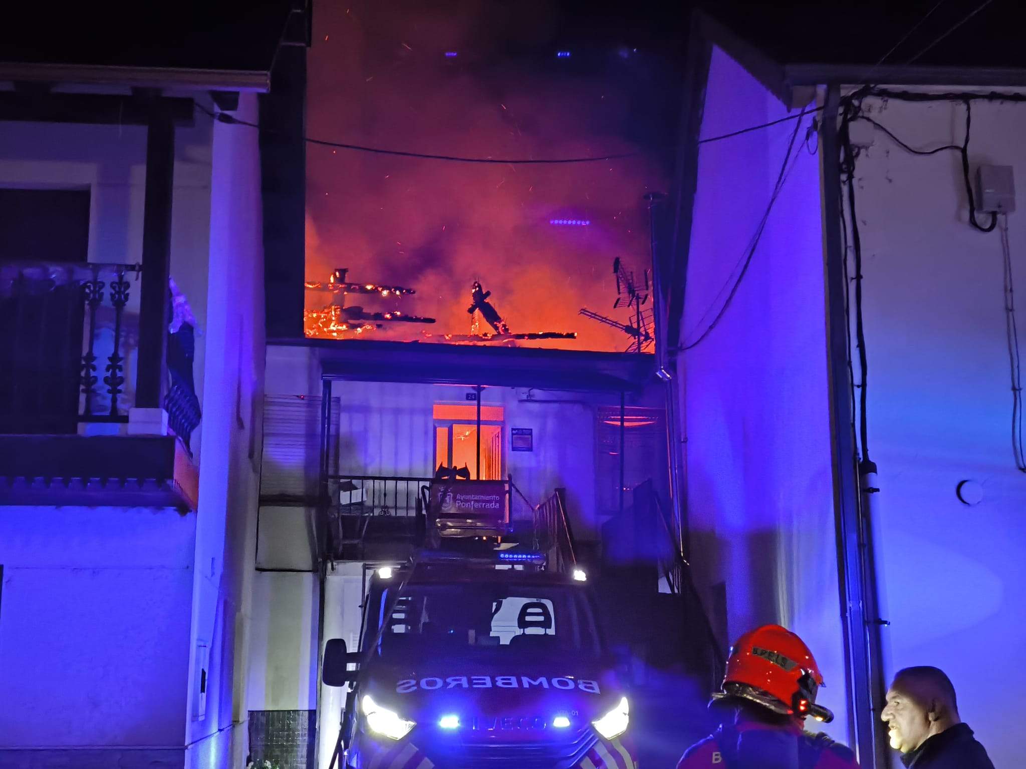 Imagen del incendio (InfoBierzo) Imagen del incendio (InfoBierzo)