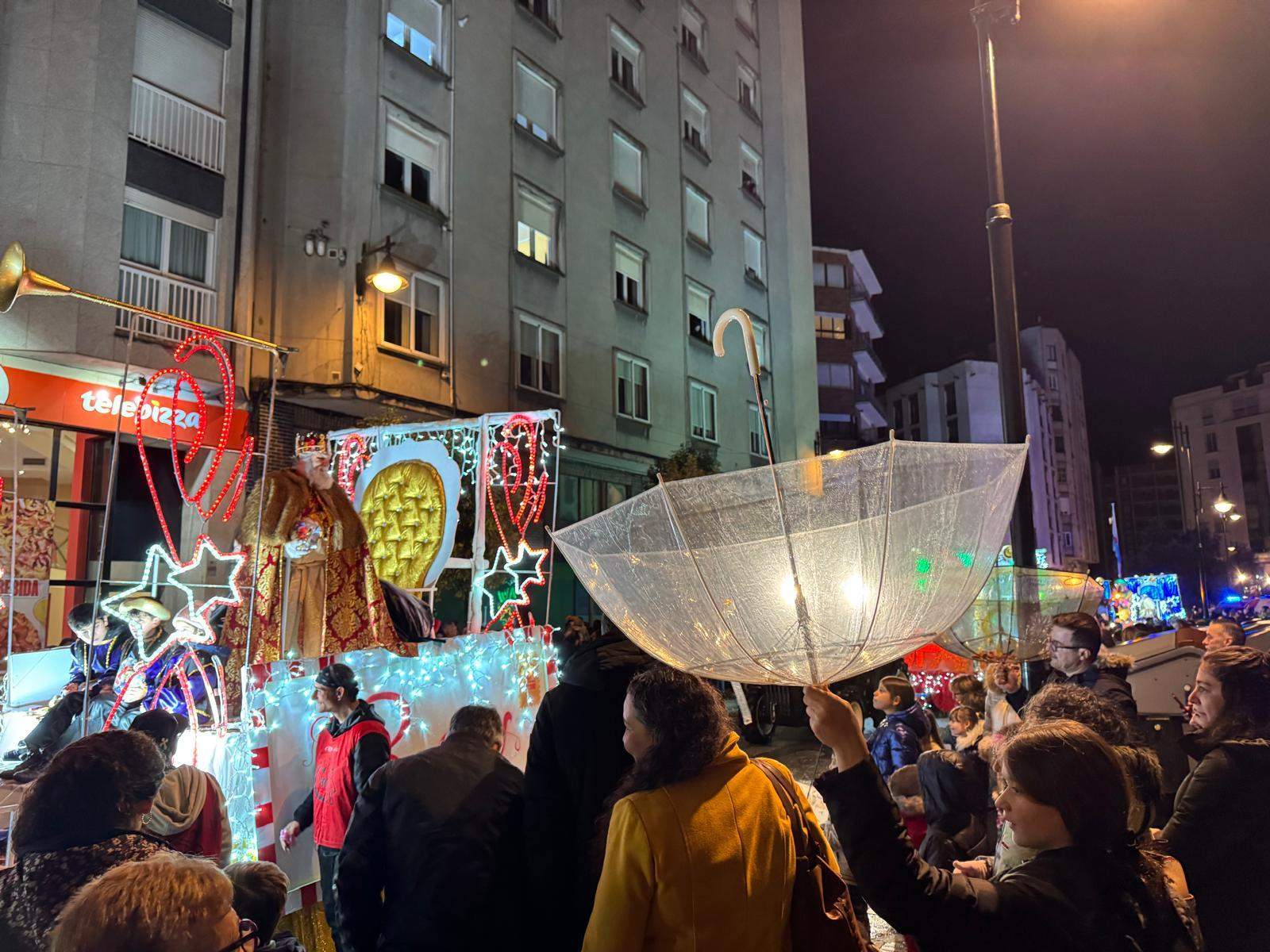 Ponferradinos aprovechando los paraguas para recoger caramelos